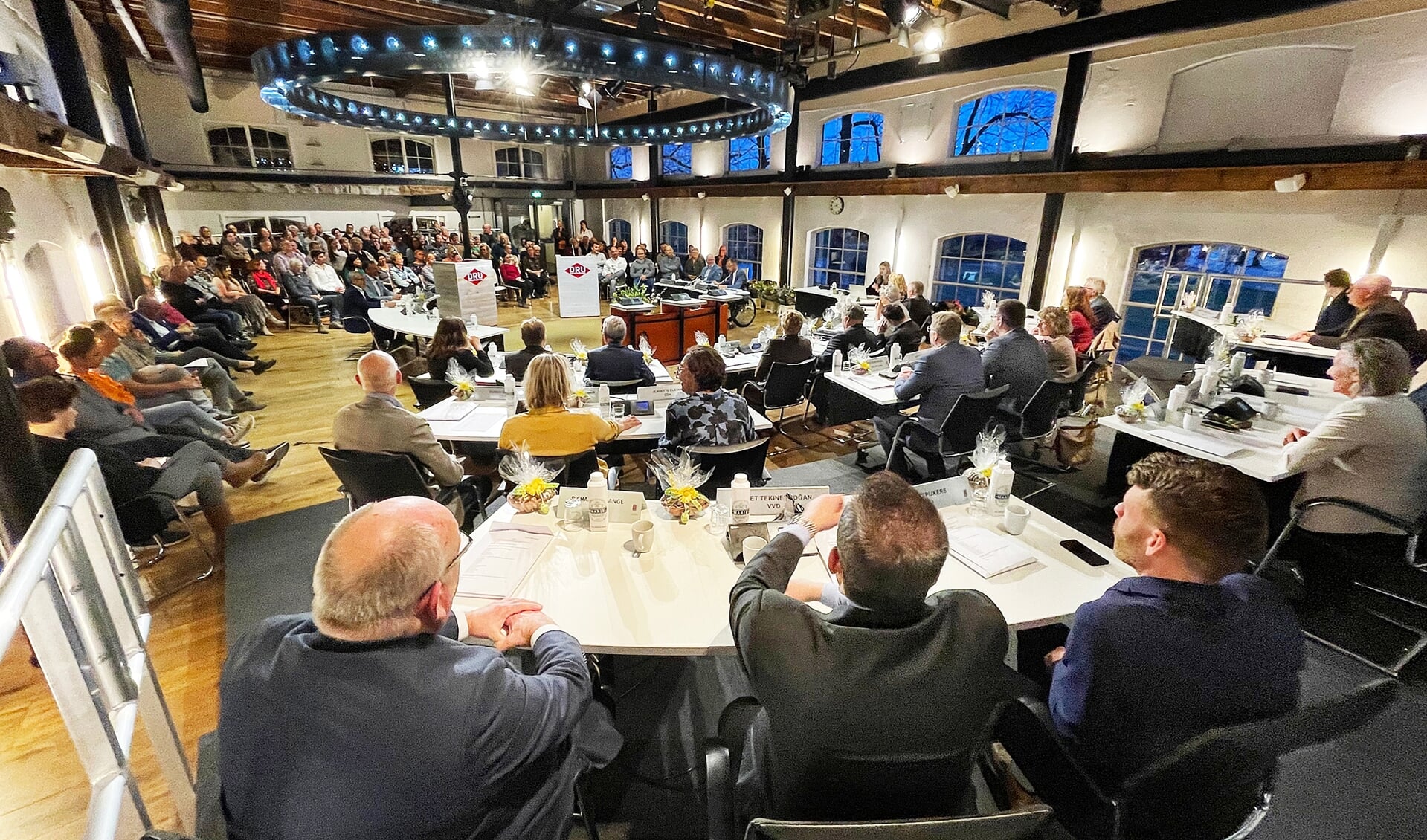 De nieuwe raad voor het eerst bijeen voor een bomvolle tribune in de Conferentiezaal op het DRU Industriepark. 