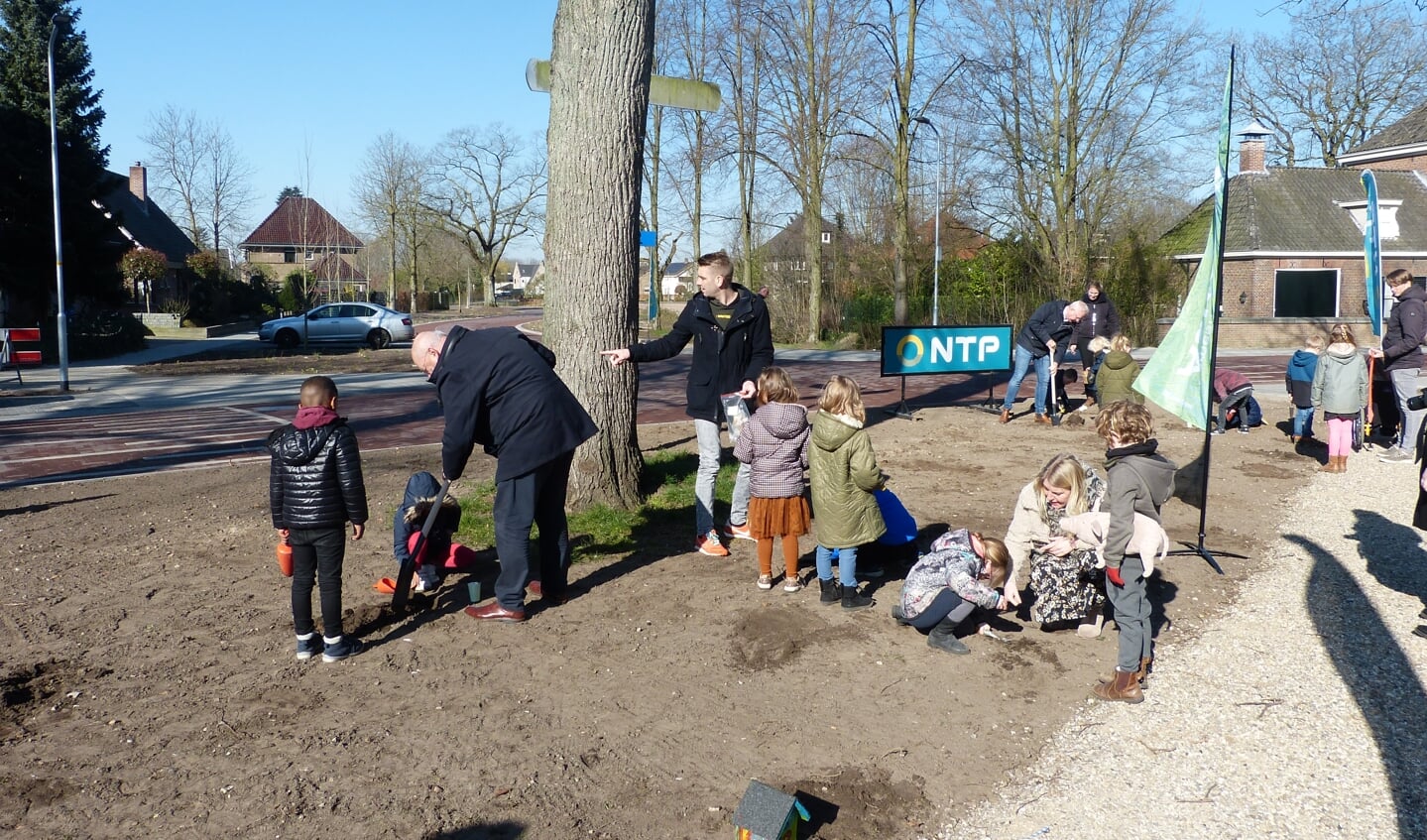 Wethouder Martin Veldhuizen helpt de kinderen bij het zaaien. Foto: Bernhard Harfsterkamp