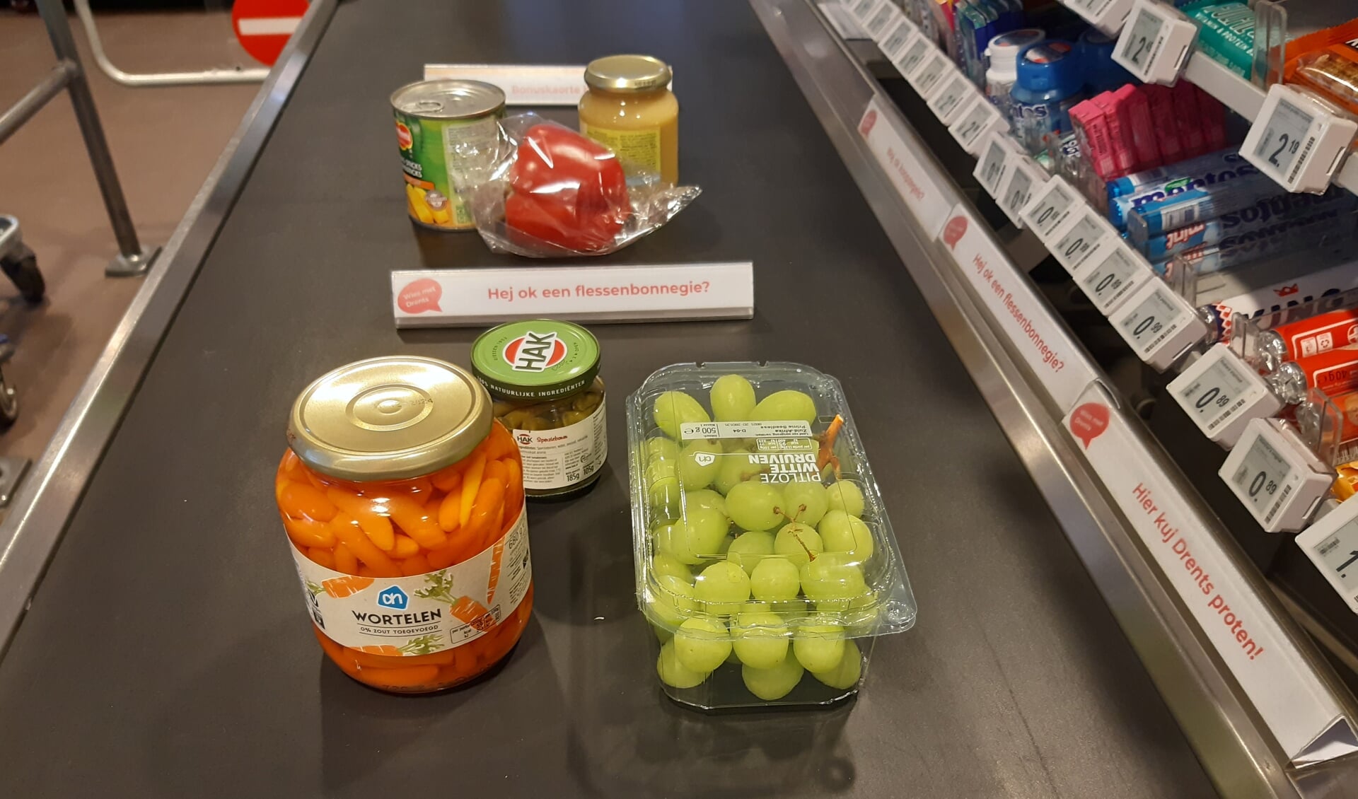 De beurtbalkjes die vorig jaar al in Drentse supermarkten lagen. Binnenkort zijn de balkjes, in de eigen streektaalvariant, door heel het Nedersaksisch taalgebied te vinden. FOTO HUUS VAN DE TAOL