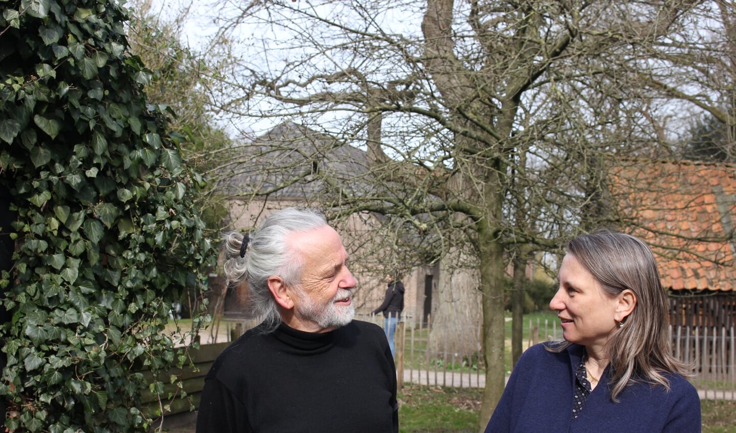 René Bruns in gesprek met Laura Bromet op landgoed Veldhorst. Foto: Maarten Bruns