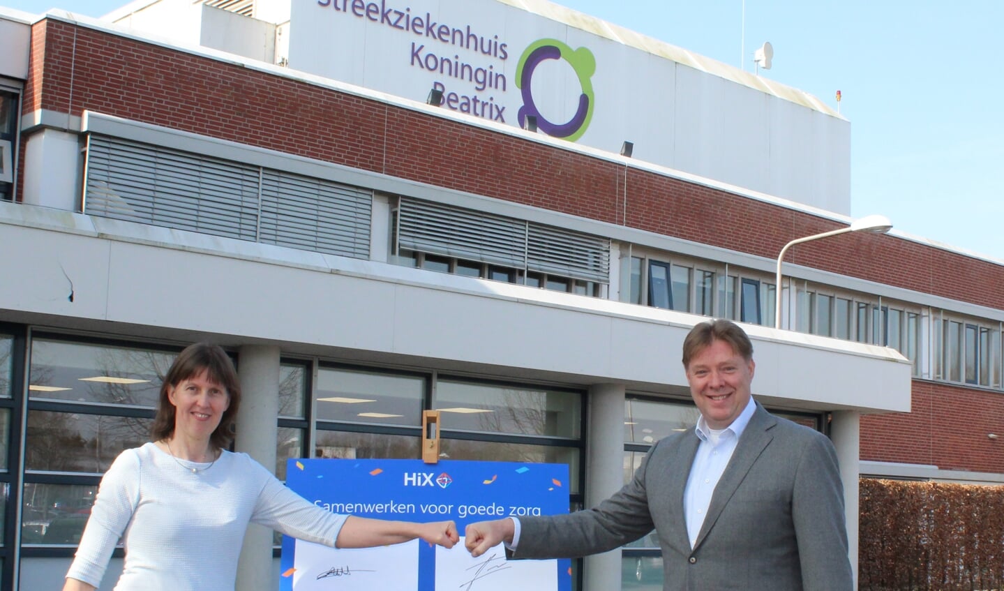 Inge de Wit, bestuurder van Streekziekenhuis Koningin Beatrix en Hans Mulder, CEO Chipsoft, ondertekenden de overeenkomst. Foto: PR SKB