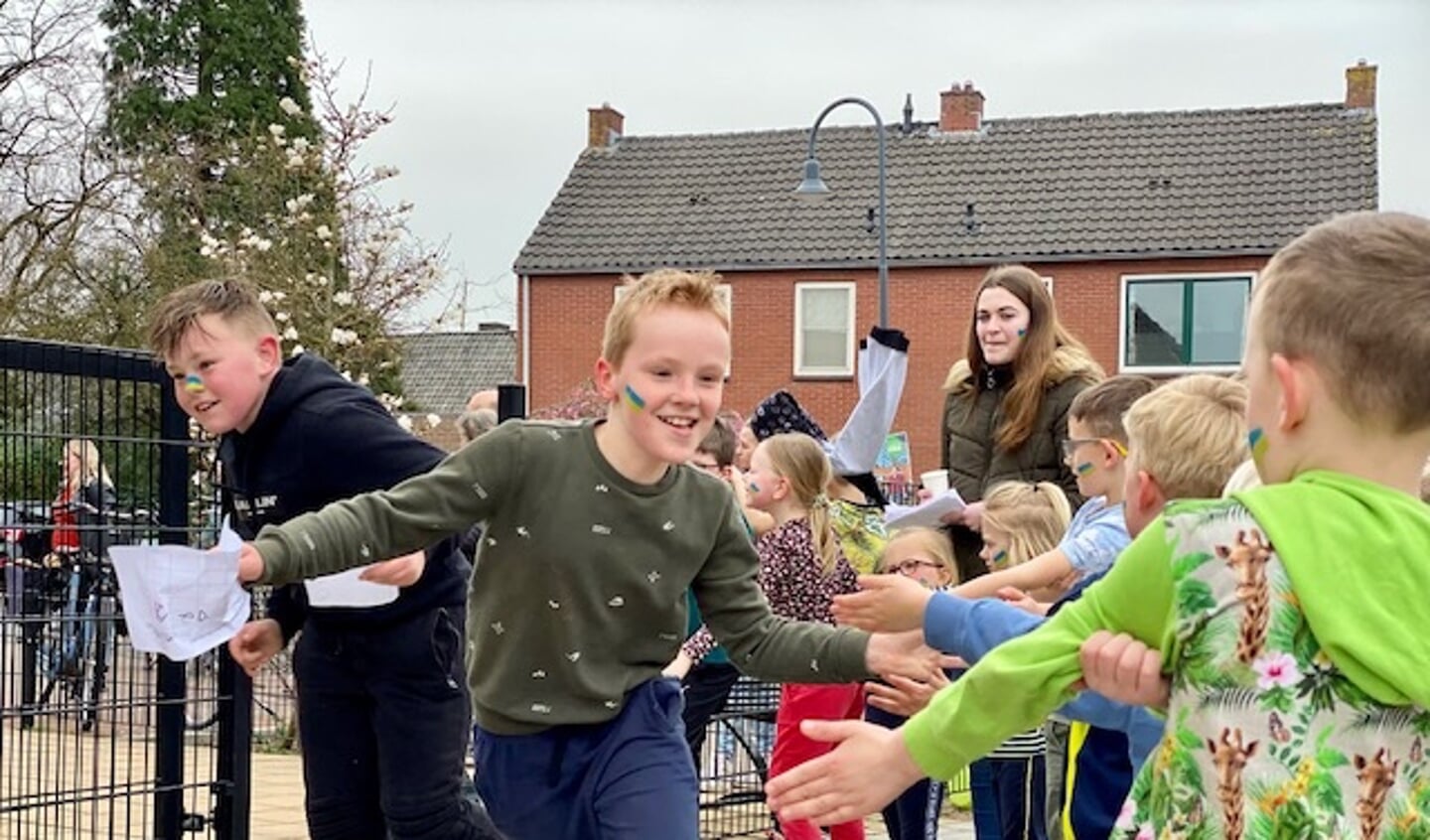 Enthousiaste inzet tijdens de sponsorloop voor Oekraïne op de G.A. van der Lugtschool in Gelselaar. Foto: Rixt van Albeslo