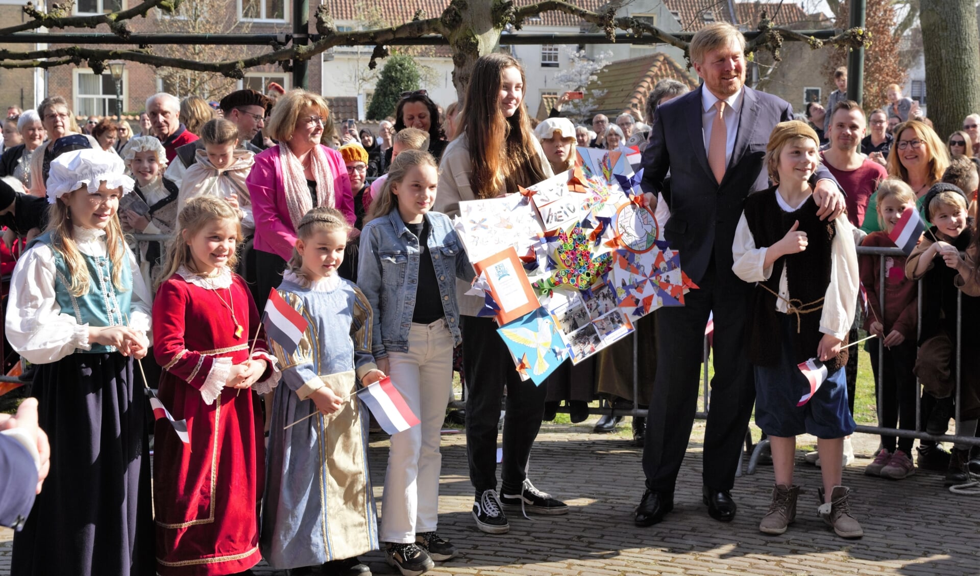 Koning Willem Alexander met Brielse schoolkinderen. Foto: PR