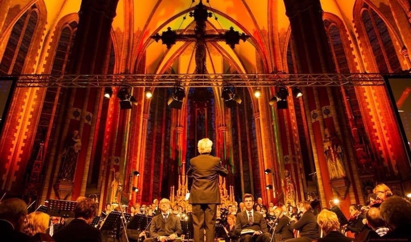 Een beeld uit een eerdere editie van de Zieuwentse Matthäus Passion, met dirigent Emile Engel. Foto: Paaspop Klassiek 