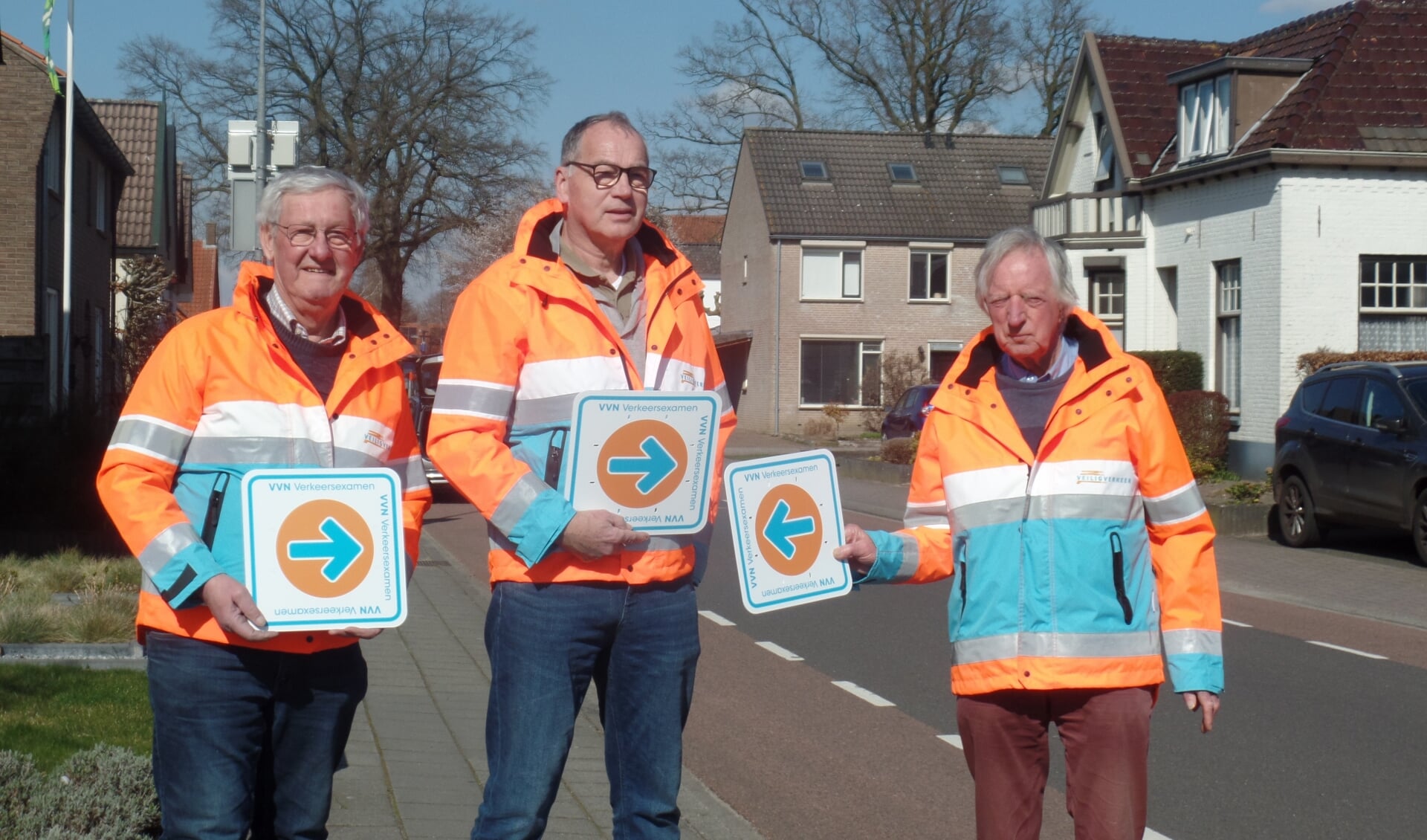 Appie Klein Brinke, Gerard ten Have en Wim Klein Kranenbarg (v.l.n.r.) van Veilig Verkeer Nederland afdeling Bronckhorst. Foto: Jan Hendriksen