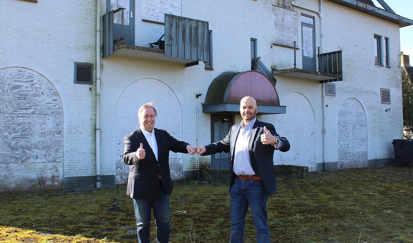 Patrick Koppejan van B&O Ontwikkelaars en raadslid Jurge Menting aan de achterzijde van het pand Moors. Foto: Marlous Velthausz
