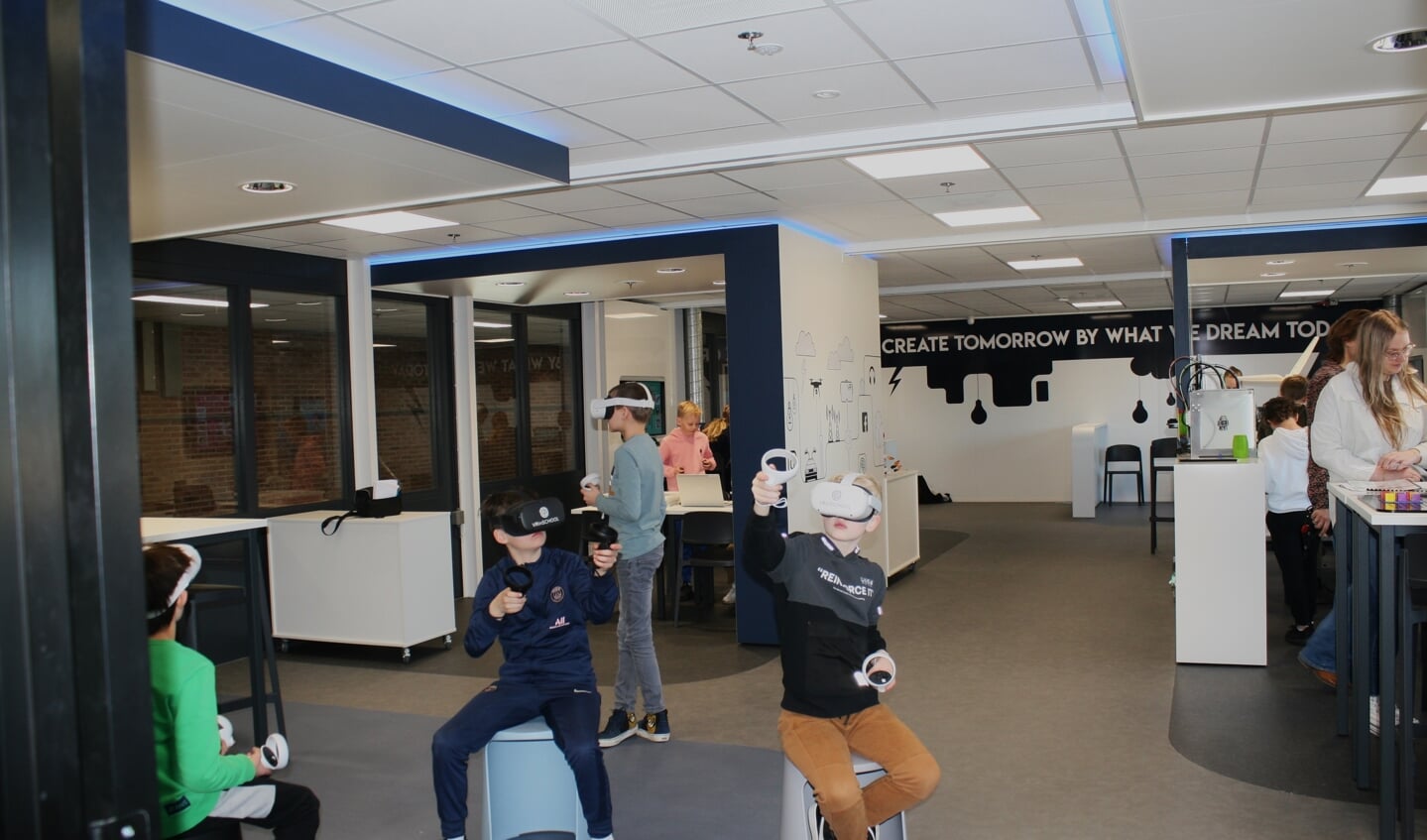 Leerlingen ervaren VR brillen in het FUTURELAB van Marianum. Foto: Dinès Quist 
