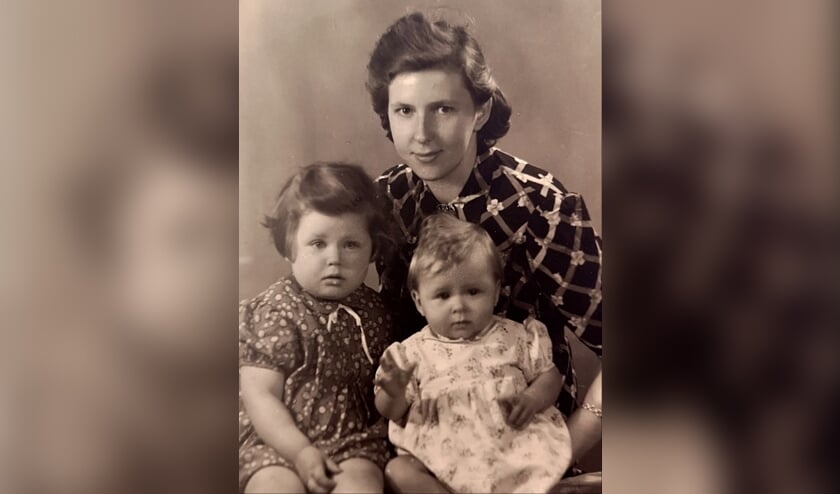 Ada Boxtart-Brinker met haar dochtertjes Ria en Tineke. Foto: Privé