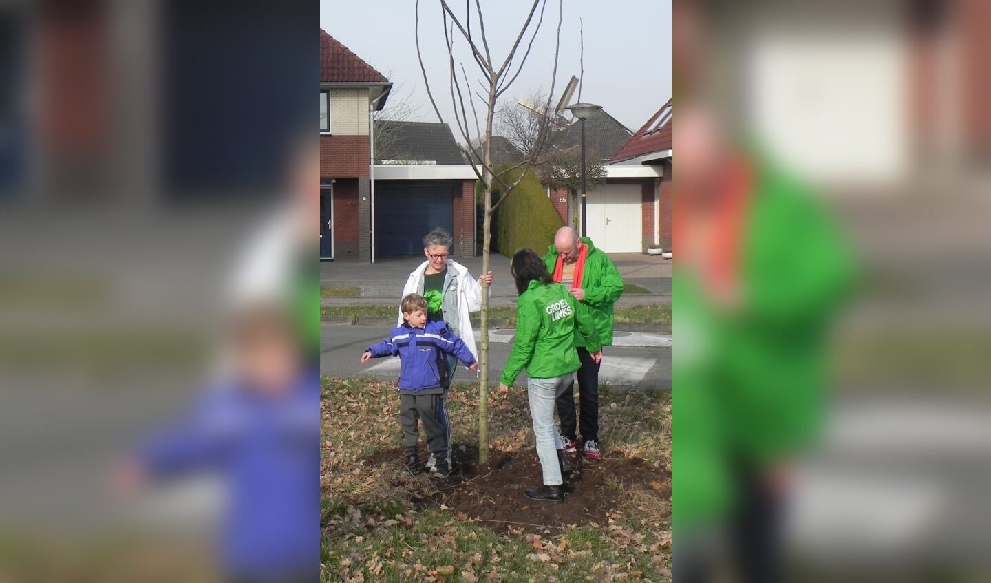 Drie leden van GroenLinks Berkelland planten een boom op de Nieuwe Weg. Foto: PR