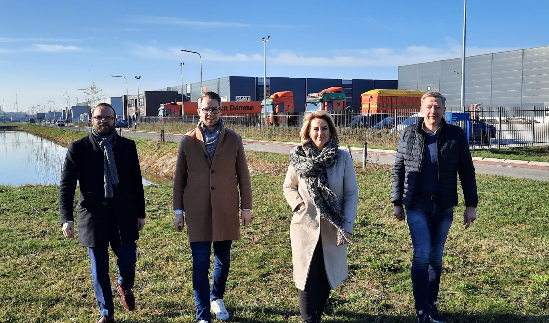 Vlnr: Wethouder Gerjan Teselink van Berkelland, wethouder Bart Porskamp van Oost Gelre, Erna Koeslag van Bedrijvenkring Berkelland en Erik Schuurmans van IKGL. Foto: Kyra Broshuis