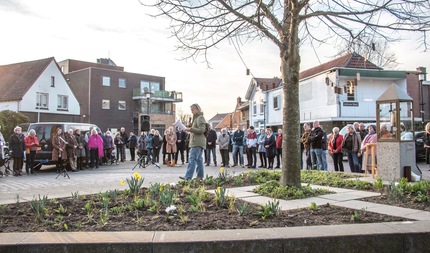 Yvonne Koning spreekt tijdens de bijeenkomst voor Oekraïne bij de vredesvlam in Hengelo.