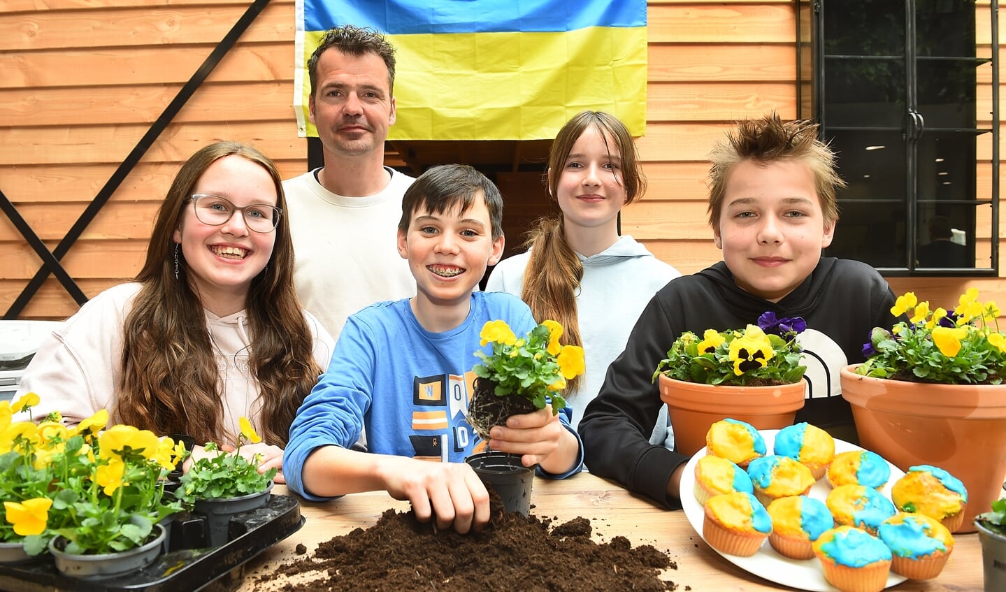 Vlnr: Lisanne Schwart, Thymen Bonsema, Linde van Laak en Rinze Jansen van klas 1G1, met leraar gwo Sander Snijders. Foto: Roel Kleinpenning