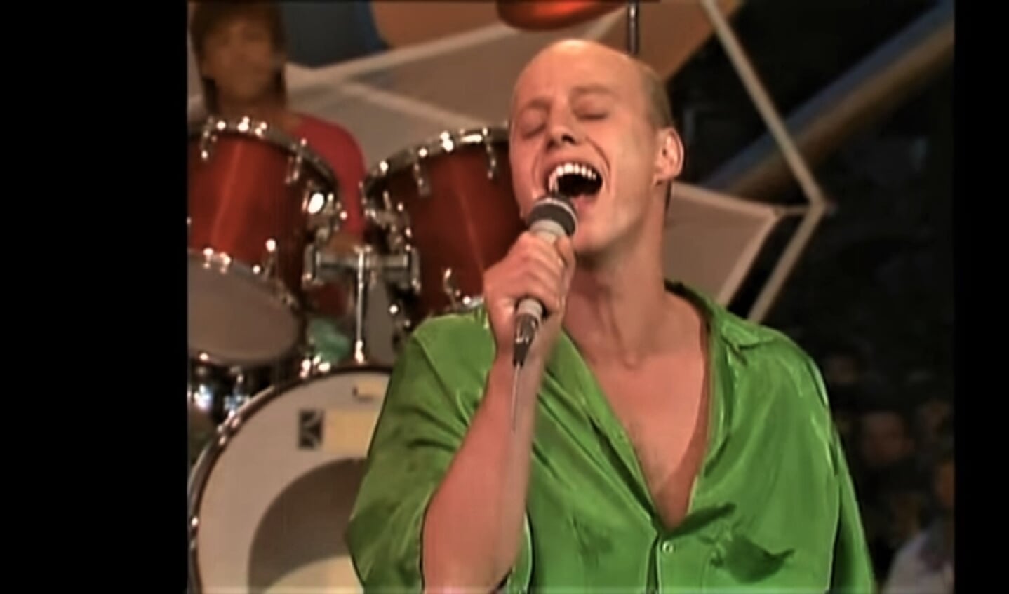 Peter Groot Kormelink met Splitsing in Nederland Muziekland. Screenshot clip Wind en Zeilen
