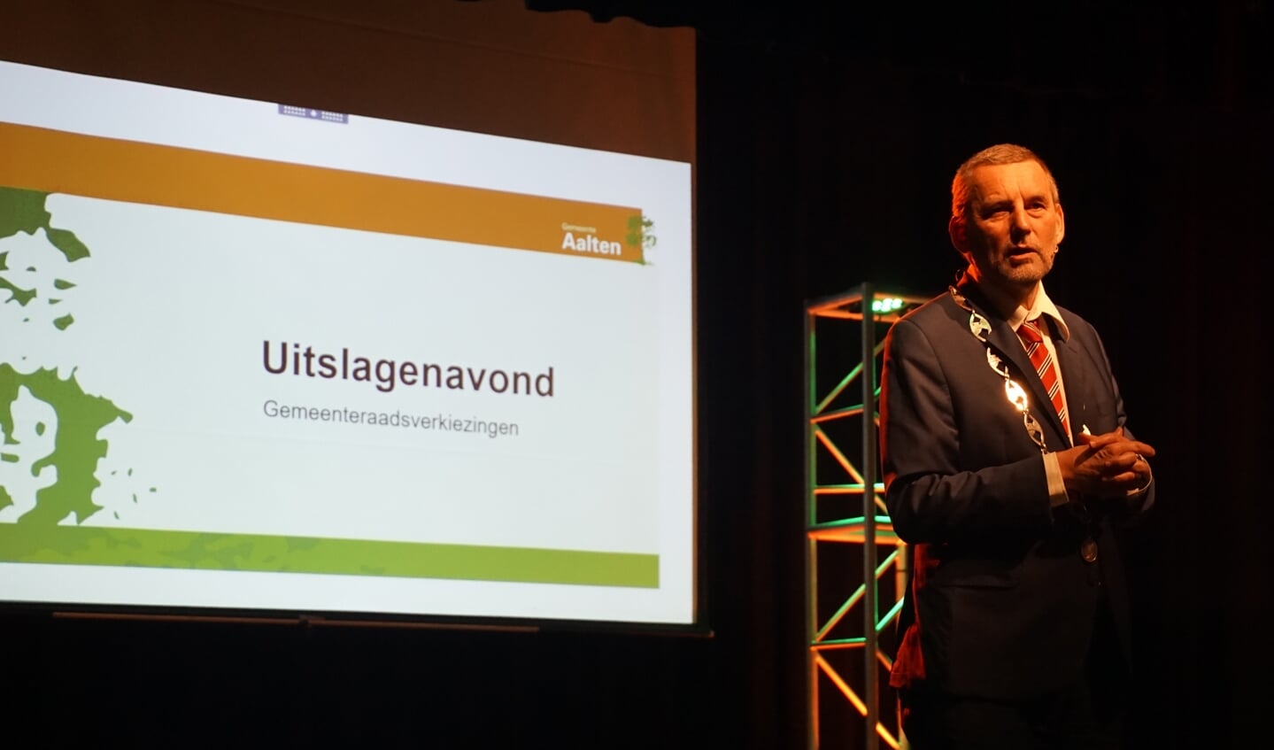 Burgemeester Anton Stapelkamp kondigt de voorlopige uitslag aan. Foto: Frank Vinkenvleugel 