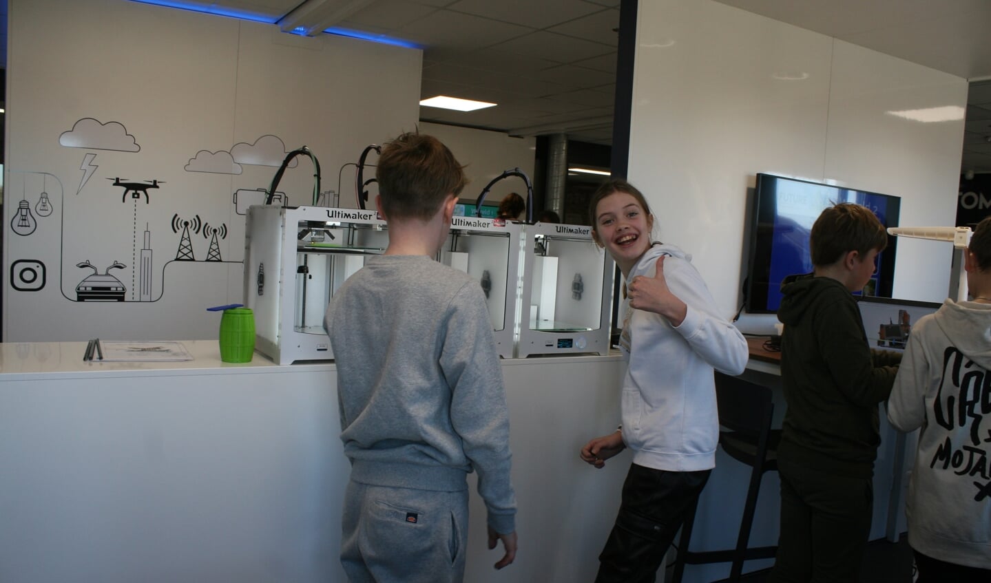 Leerlingen van Het Gele Park staan bij de 3D printers. Foto: Dinès Quist 