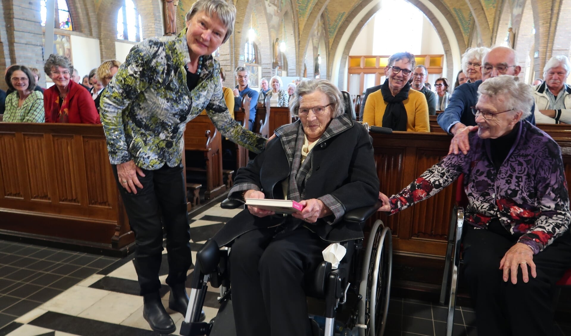 Marian Hulshof overhandigt het eerste exemplaar van het boek ‘Ik wil meepraten’ aan haar 96-jarige moeder Dora. Foto: Theo Huijskes