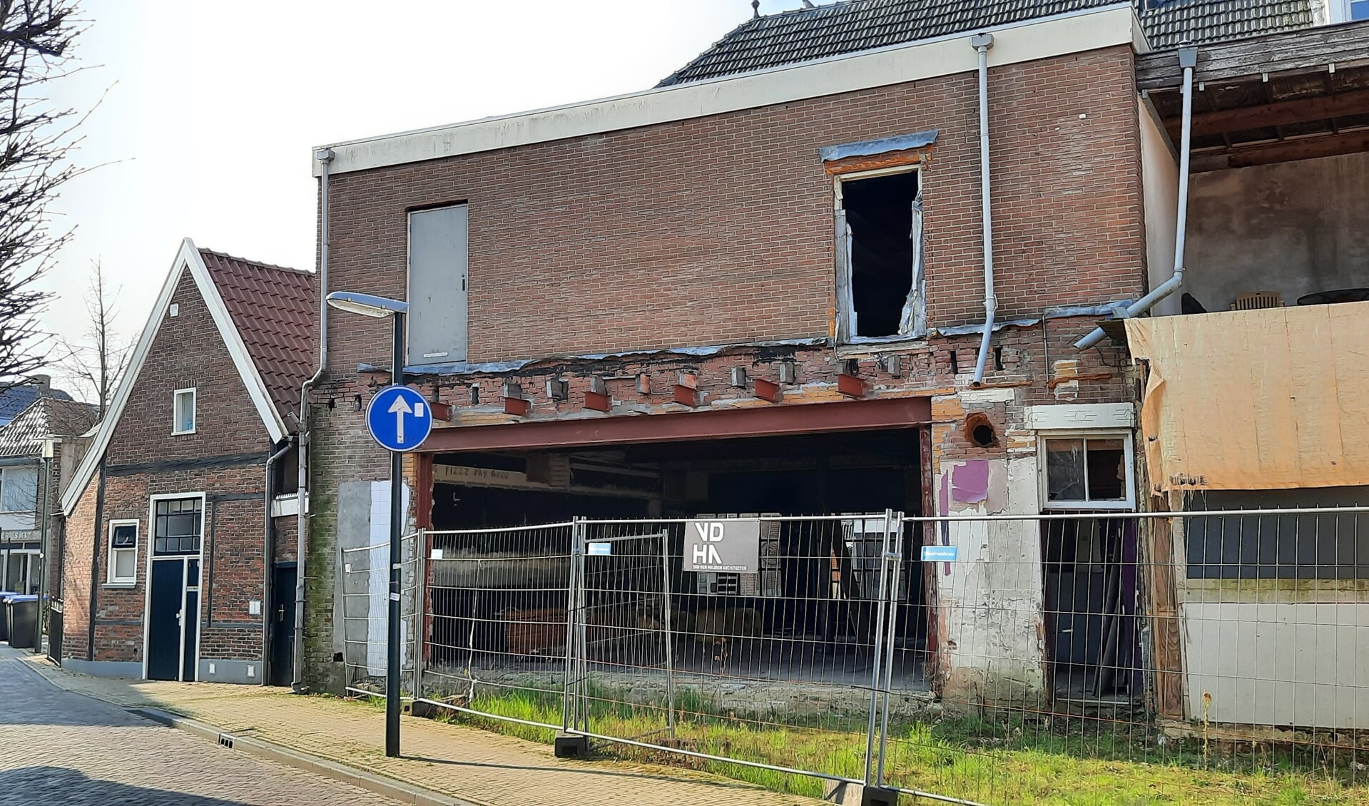 Er lijkt eindelijk wat te gaan gebeuren met het verpauperde pand aan de Lepelstraat en Goudsmitstraat. Foto: Kyra Broshuis