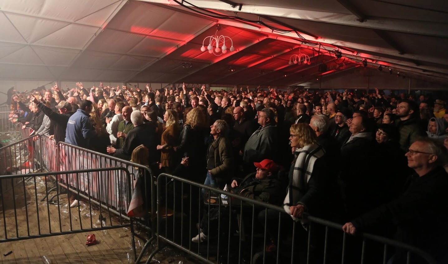 Veel feestgangers in de tent bij De Tol. Foto: Achterhoekfoto.nl/Albert Schreuder