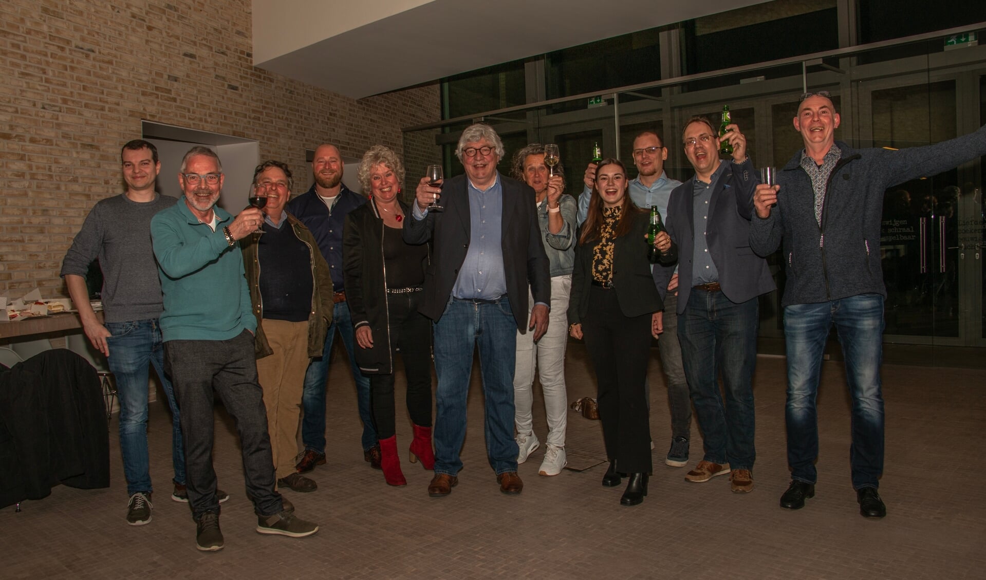 Gemeente Belangen Bronckhorst wint de verkiezingen met twee extra zetels en daar wordt op geproost. Foto: Liesbeth Spaansen