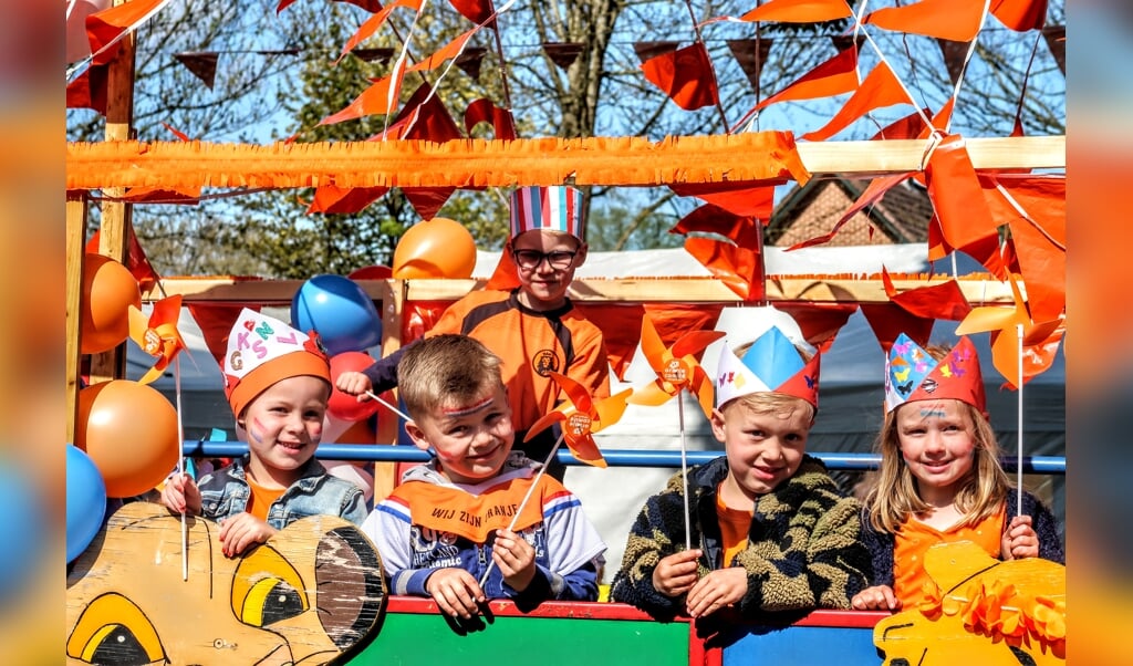 Veel oranje op Koningsdag in de optocht door Hengelo. Foto: Luuk Stam