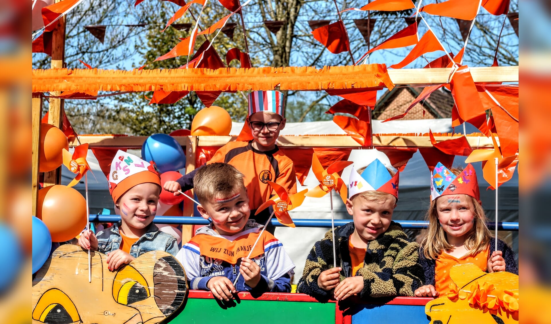 Veel oranje op Koningsdag in de optocht door Hengelo. Foto: Luuk Stam