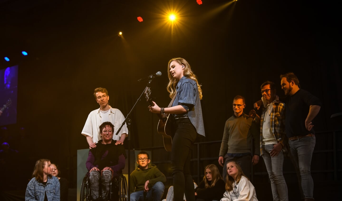 Laura van Kaam, zingend tussen enkele 'apostelen' (rechts), leerlingen van de Frans ten Boschschool en 'Jezus'. PR Passion Achterhoek 