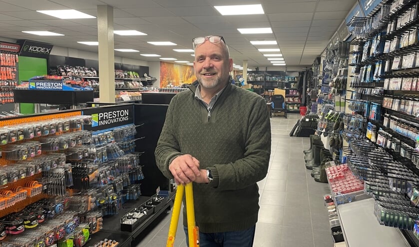 Bert Oonk in zijn winkel Hooked on Fishing. Foto: Verona Westera