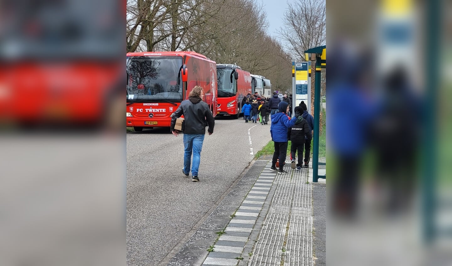 Met maar liefst vijf bussen werden de jeugdleden naar Enschede vervoerd. 