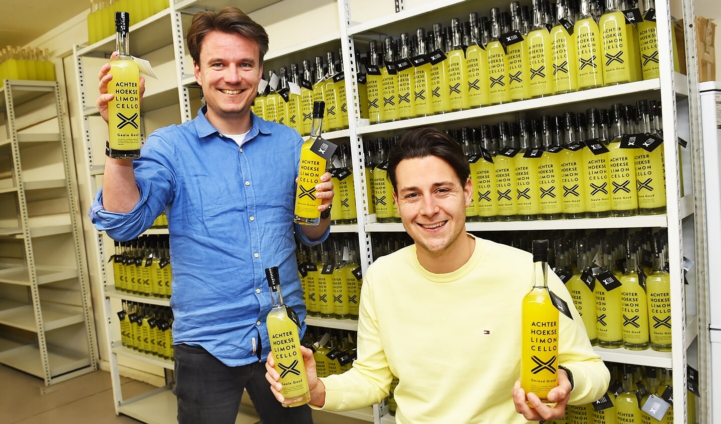 Roel Tomassen (links) en Joris van Londen voor de flessen Geale Goud die komende dag hun eerste verjaardag beleven. (Foto: Roel Kleinpenning)