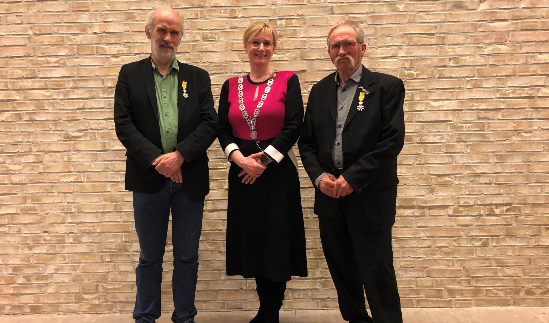 Burgemeester Marianne Besselink van de gemeente Bronckhorst met naast zich de onderscheiden Herman van Rooijen (links) en Chris Jansen (rechts). Foto: Emy Vesseur