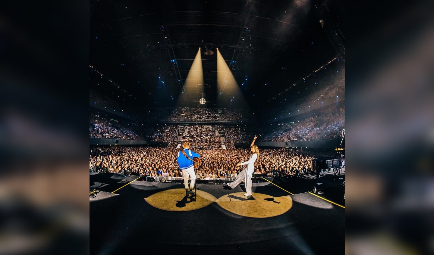 Suzan & Freek stralend middelpunt tussen 17.000 uitzinnige fans.