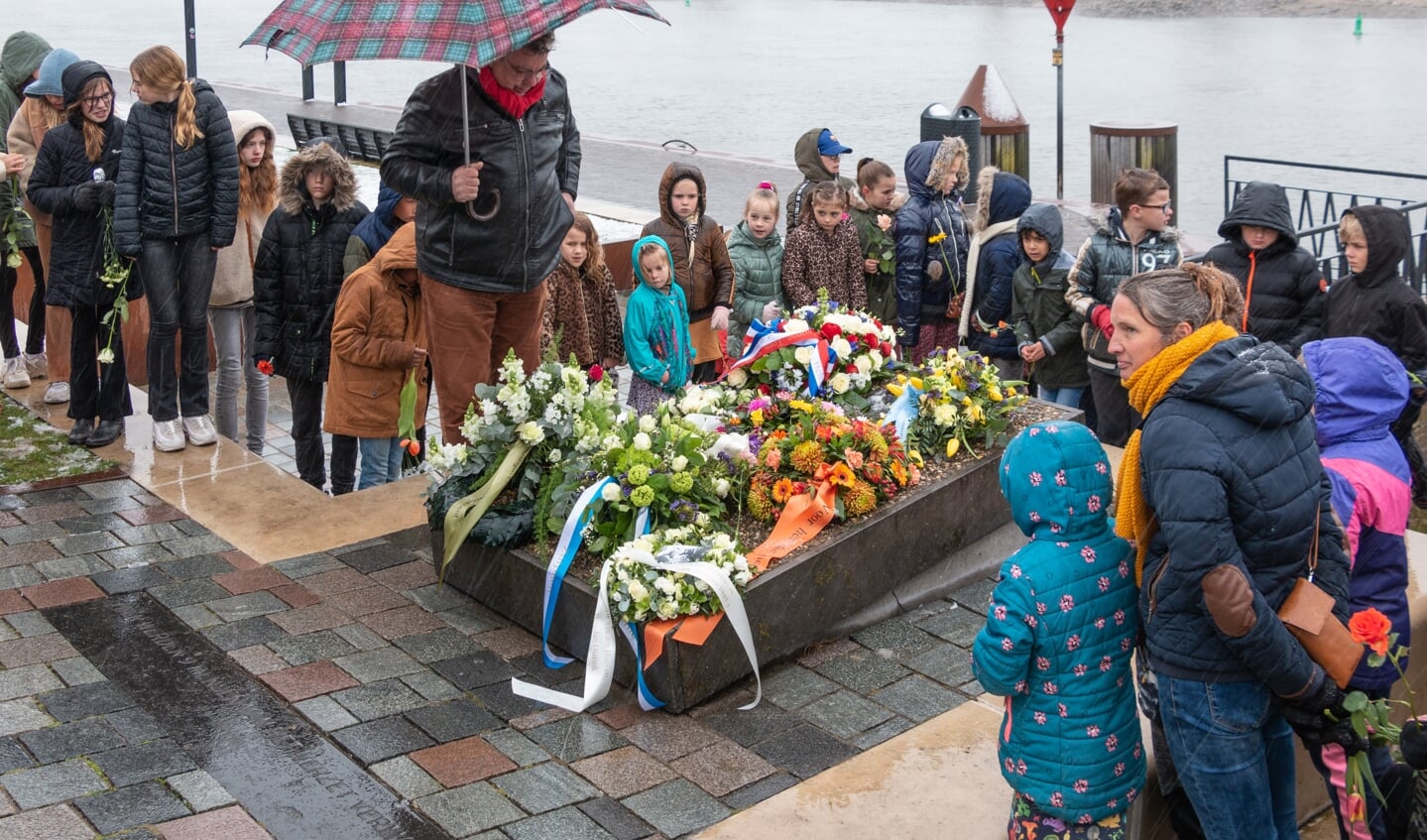 Afgelopen donderdag werden de verzetsstrijders herdacht bij het monument op de IJsselkade. Foto: Henk Derksen
