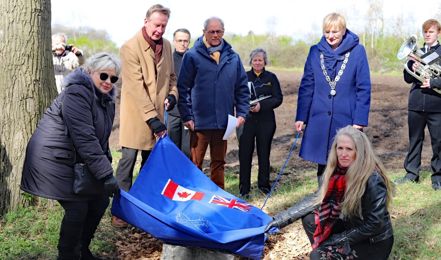 De onthulling van het monument aan de Kruisdijk (nabij de Strodijk) door Mary Vance, Hugh Stephenson, burgemeester Marianne Wesselink en Gail Tungeon. Met papier in de hand: initiatiefnemer Wout Dekkers. Foto: Sander Grootendorst