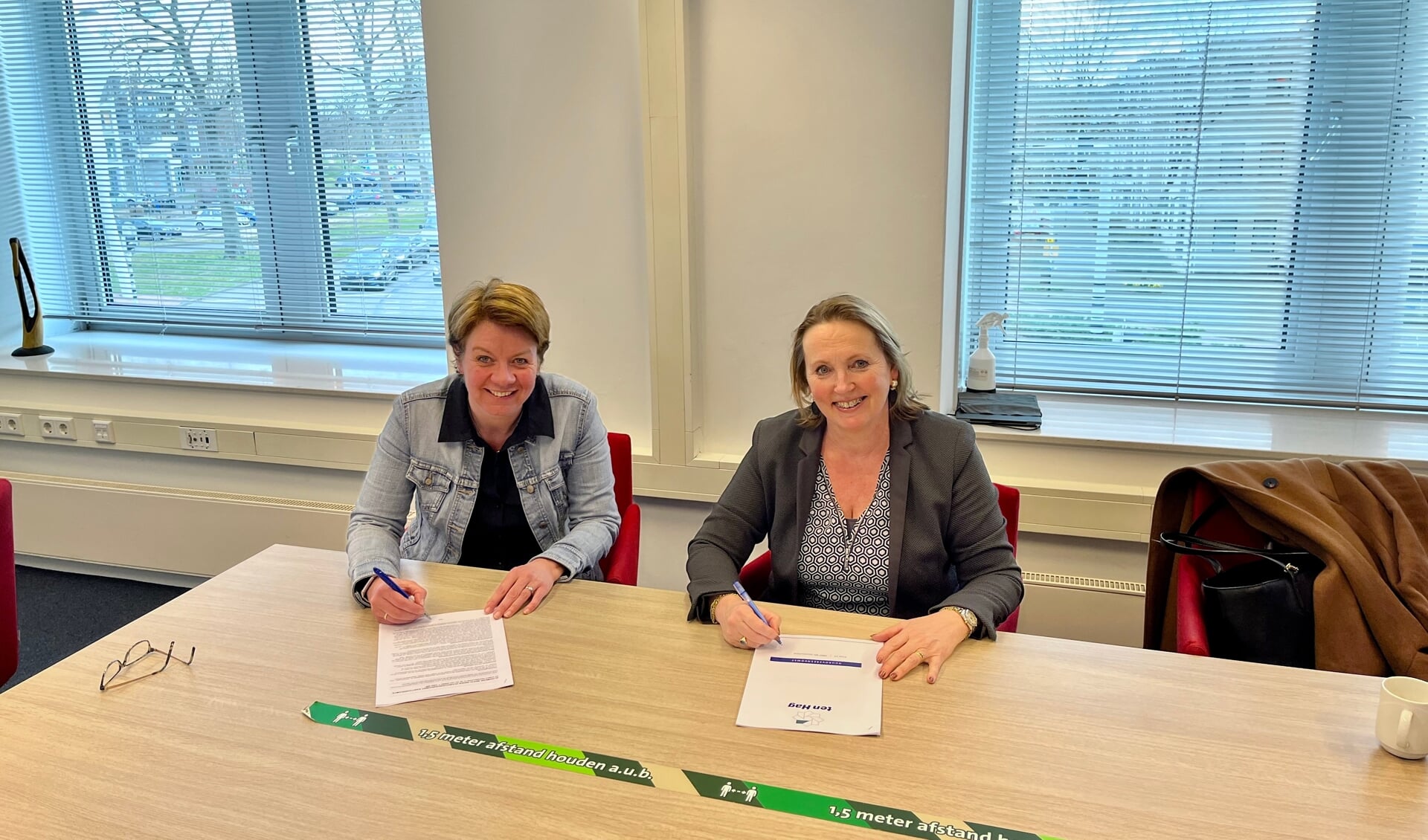Marleen Leurs en Michèle de Ruiter ondertekenen de huurovereenkomst voor Tirol 77.