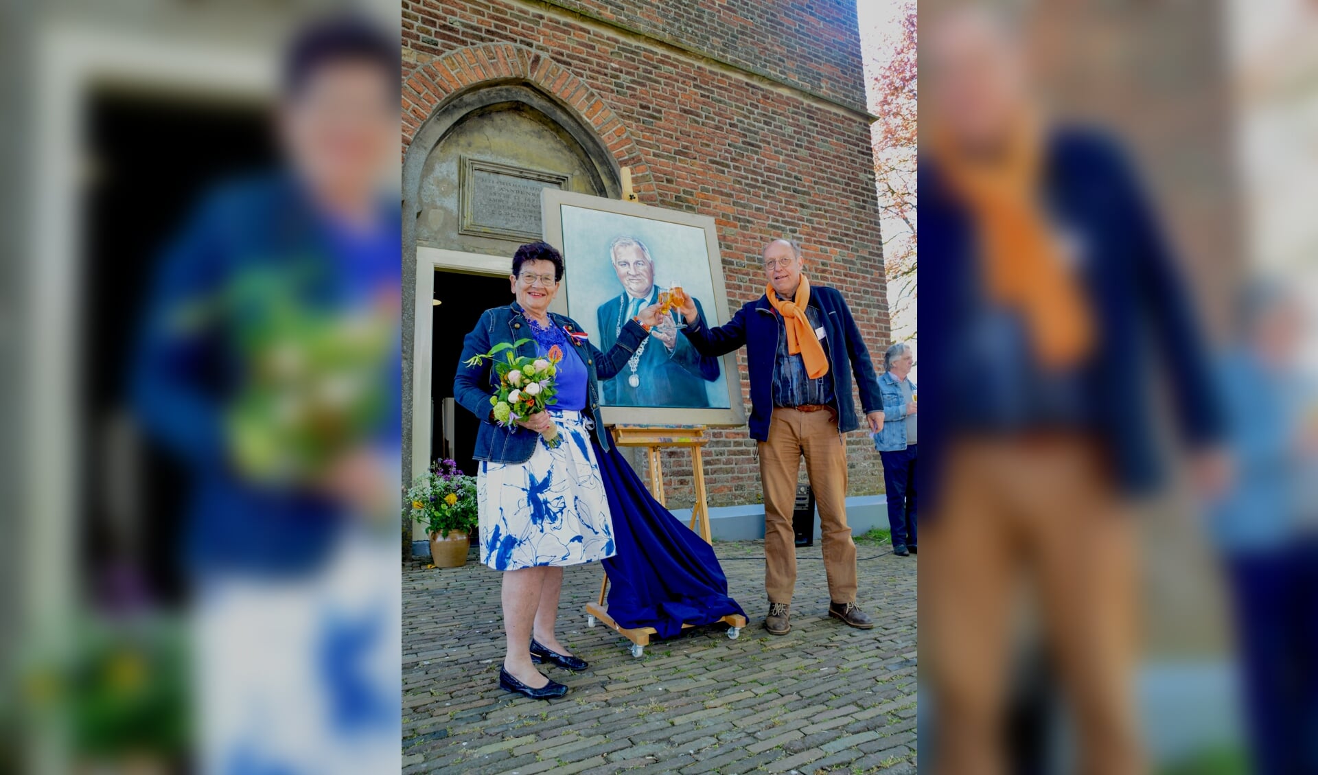 Wilma Aalderink en Menno Leistra proostten op een succesvolle expositie in de Steenderense Remigiuskerk. Foto: Jan Bijvank