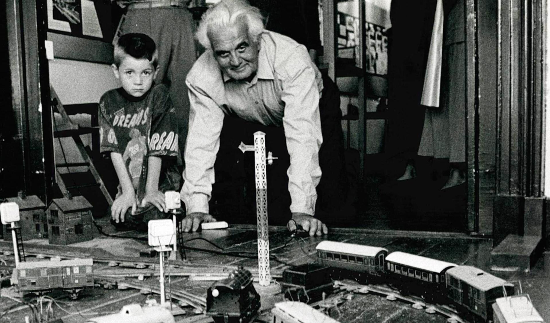 Een piepjonge Ramon Vreeman met zijn opa Bernard Buesink in 1995. Foto: Eigen foto