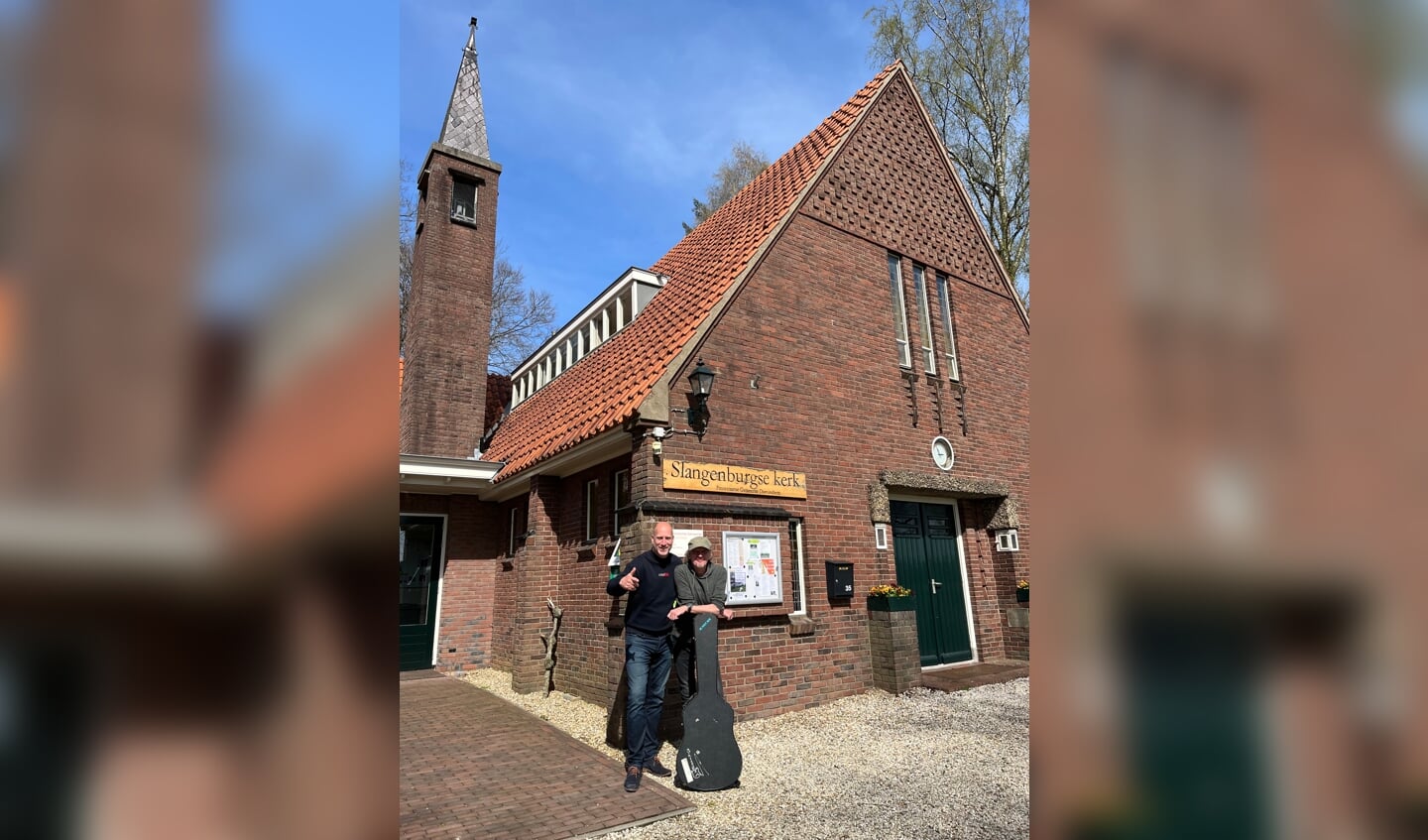 Erkel en Tolkamp bij het kerkje. Foto: PR