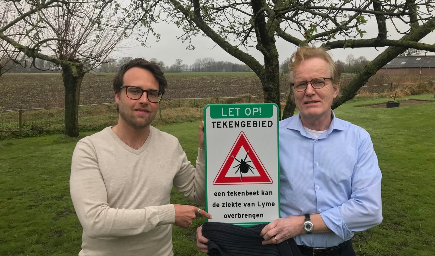 Bas Fennis (links) en Joop Klein Haneveld met een bord dat hun geschonken is door Traffic Supply. Foto: Barbara Pavinati