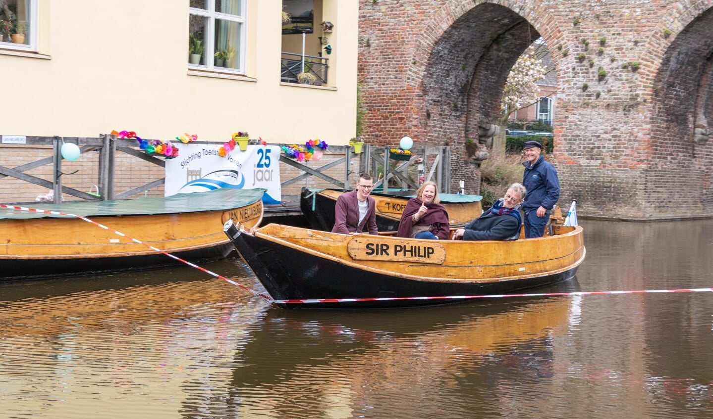 Met het doorvaren van een lint wordt de kade officieel geopend.
Vlnr wethouder Matthijs ten Broeke, heemraad Floor Wissing, gedeputeerde Peter Drent en voorzitter Henk-Jan Bouwhuis . Foto: Henk Derksen