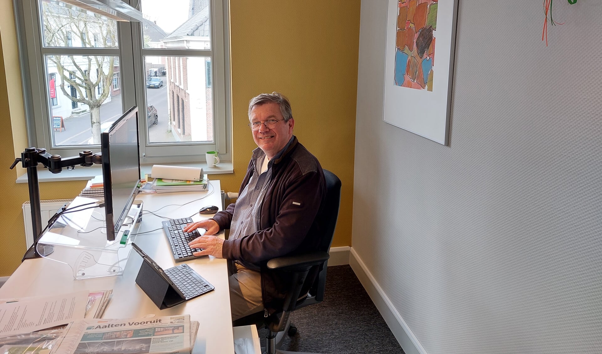 Wethouder Joop Wikkerink in zijn werkkamer. Foto: Karin Stronks