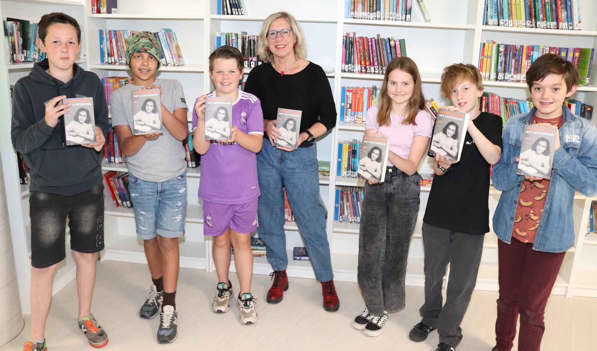 Enkele leerlingen van groep 8a en 8b ontvingen uit handen van Jokelien Homans ieders een exemplaar van het boek Anne Frank. Foto: Arjen Dieperink