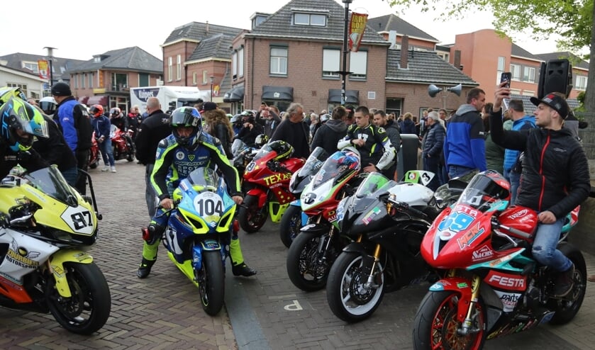 De rijdersparade in het centrum van Hengelo is de start van een weekend wegraces op De Varsselring. Foto: Albert Schreuder