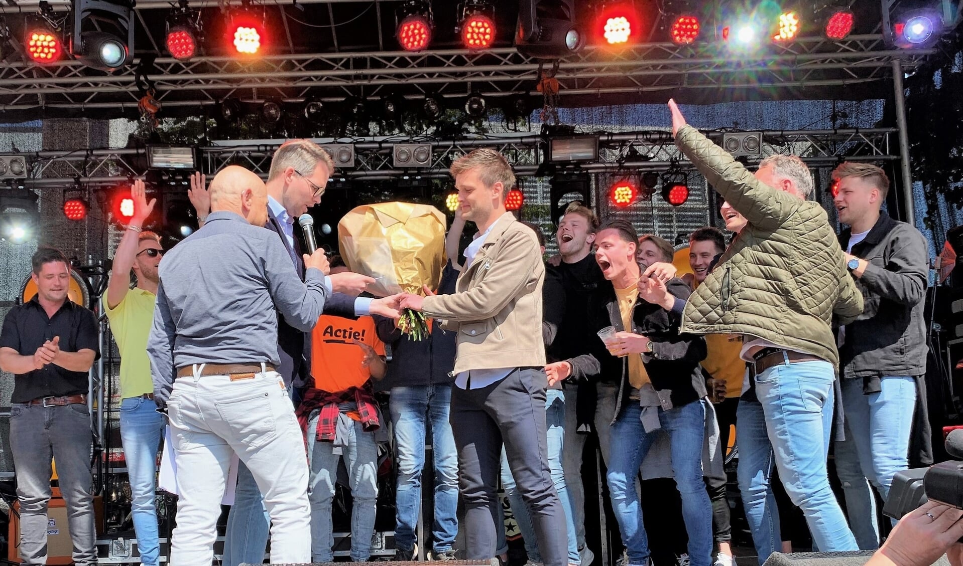 Aanvoerder Mart Willemsen van Grol mag namens zijn team de prijs ‘Sportteam van het jaar’ in ontvangst nemen. Foto: Theo Huijskes