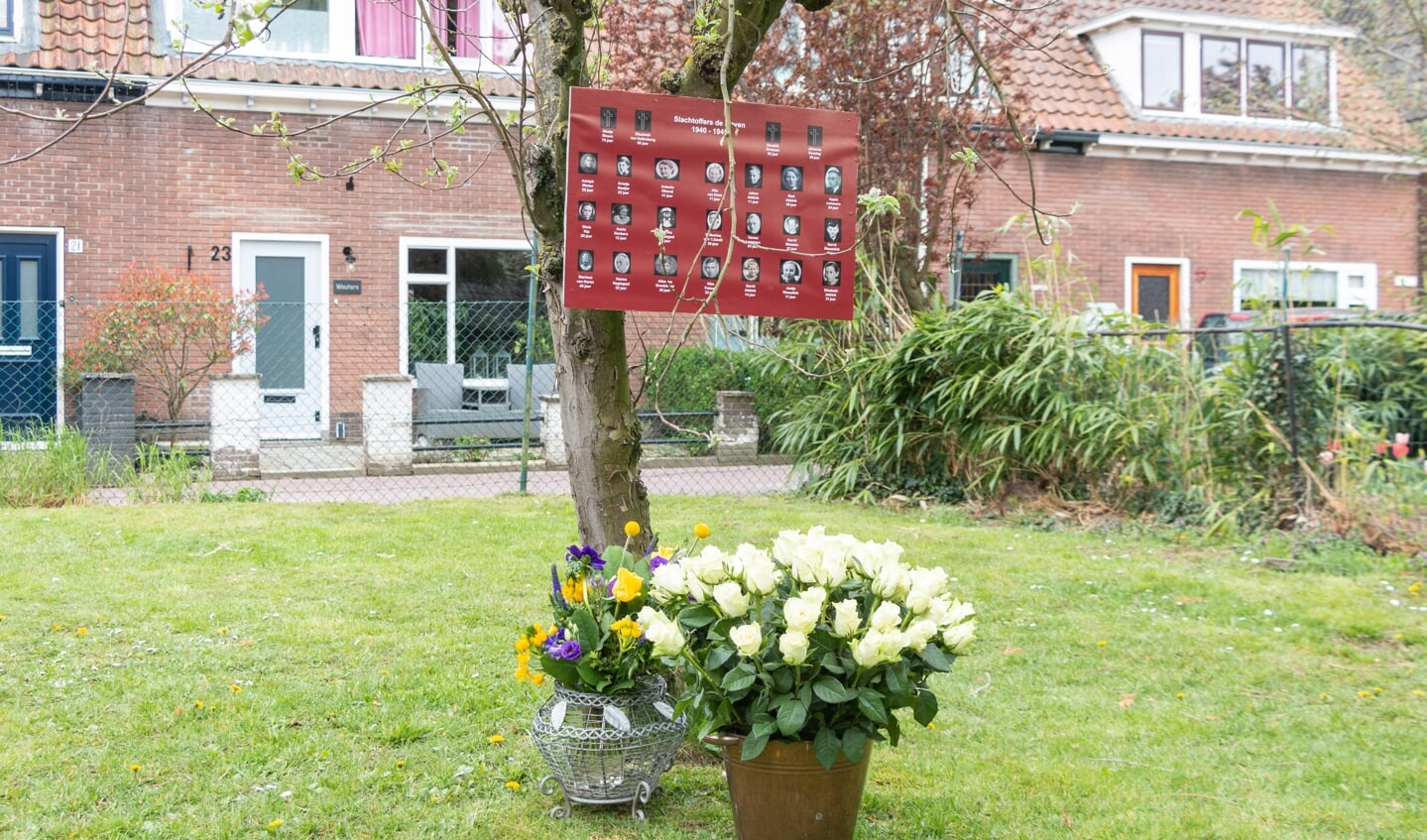 De plaquette met de slachtoffers, de rozen en het bloemstuk. Foto: Henk Derksen 