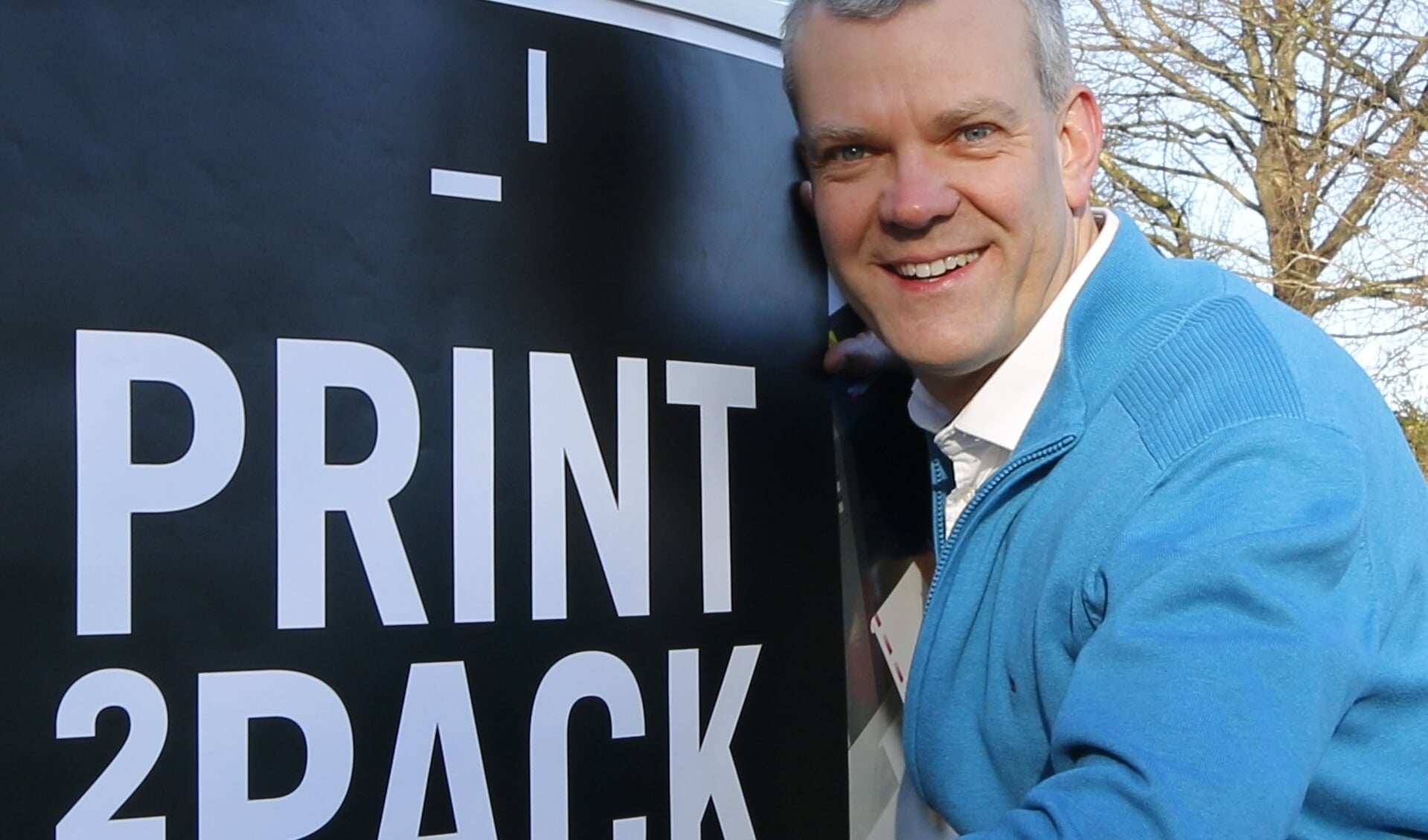 Gerhard Weevers bij het nieuwe logo van Print2Pack. Foto: Dominique Weevers