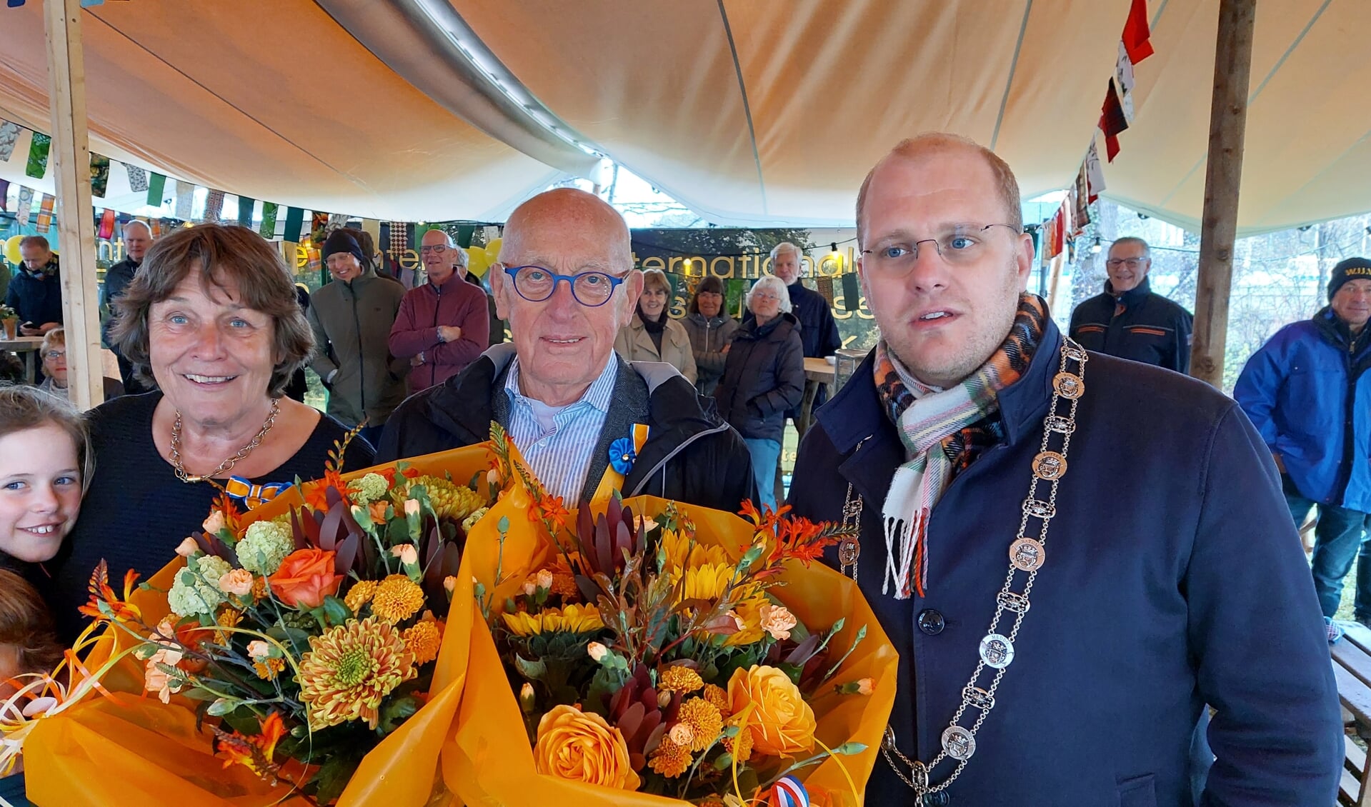 Josée Mees en Auke Spijkstra door de burgemeester gedecoreerd en in de bloemetjes gezet. Foto: Han van de Laar