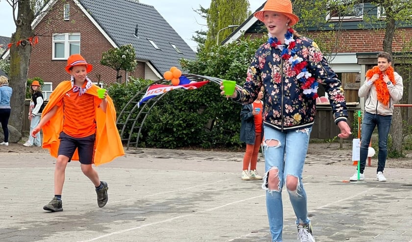 De waterbekerrace tijdens de viering van de Koningsspelen op OBS De Hofmaat. Foto: PR