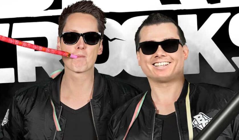 Jasper Draaijer uit Lochem en Frank Dijk uit Vragender vormen het populaire party-DJ-duo The Beatcrooks. Foto PR