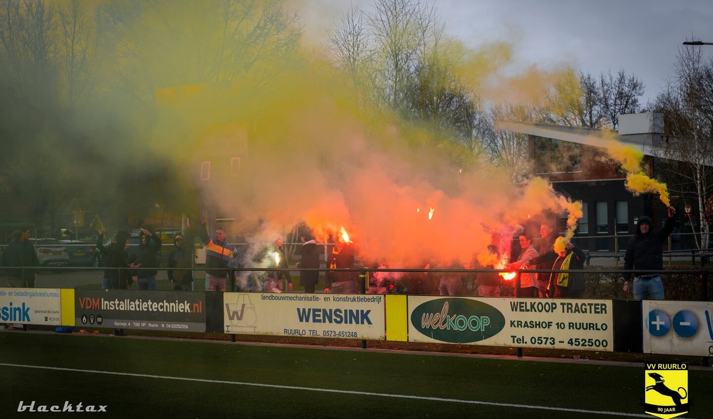 Sfeervol vuurwerk zaterdagavond tijdens de streekderby VV Ruurlo - Sportclub Lochem. 