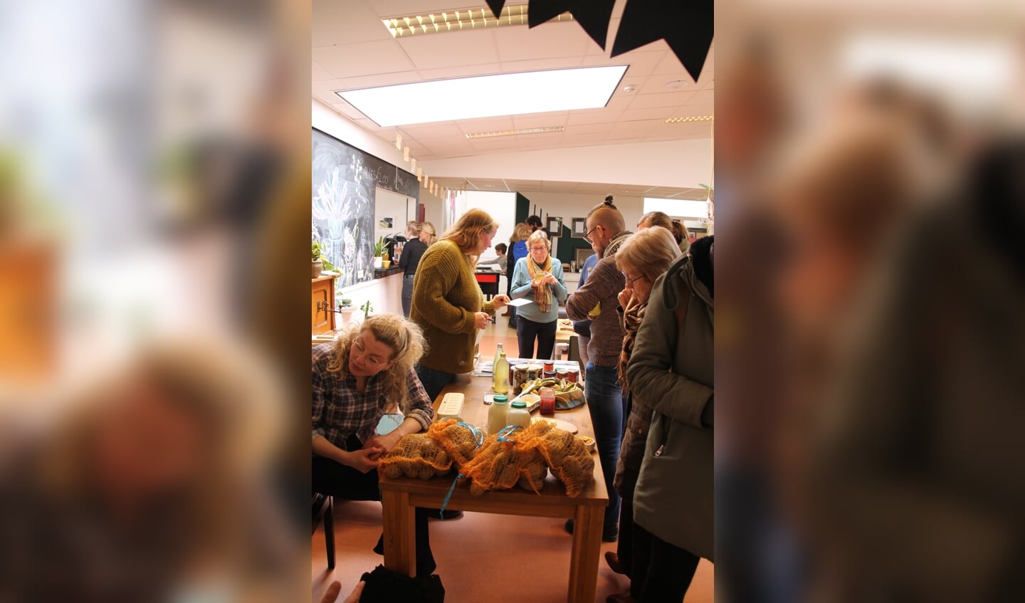 Belangstellenden komen kijken, proeven en informatie inwinnen op de open dag van de Buurtmarkt Goed Volk.  Foto: Annekée Cuppers
